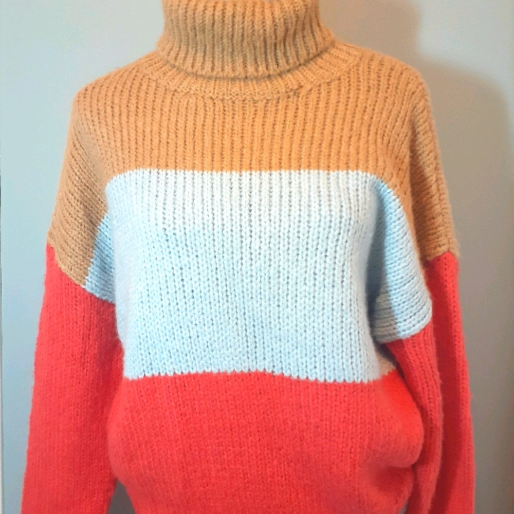 Turtleneck knit sweater.